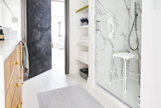 Bad- en douchezitje in gebruik tijdens het douchen